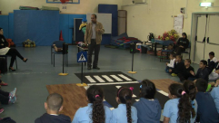 بالصور: فعاليات الحذر والتوعية على الطرقات في مدرسة أجيال الابتدائية بيافا